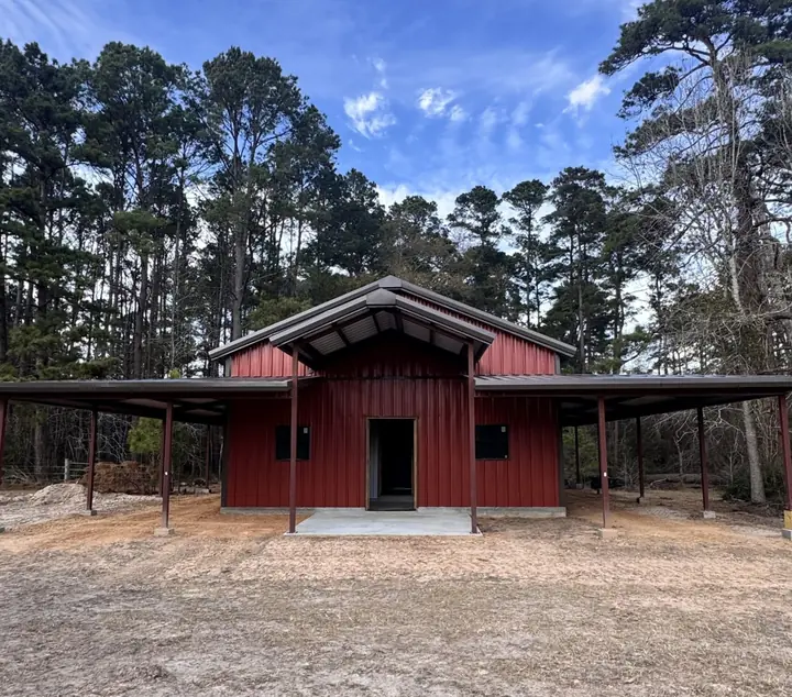 Red kennel building with lean-tos on both sides